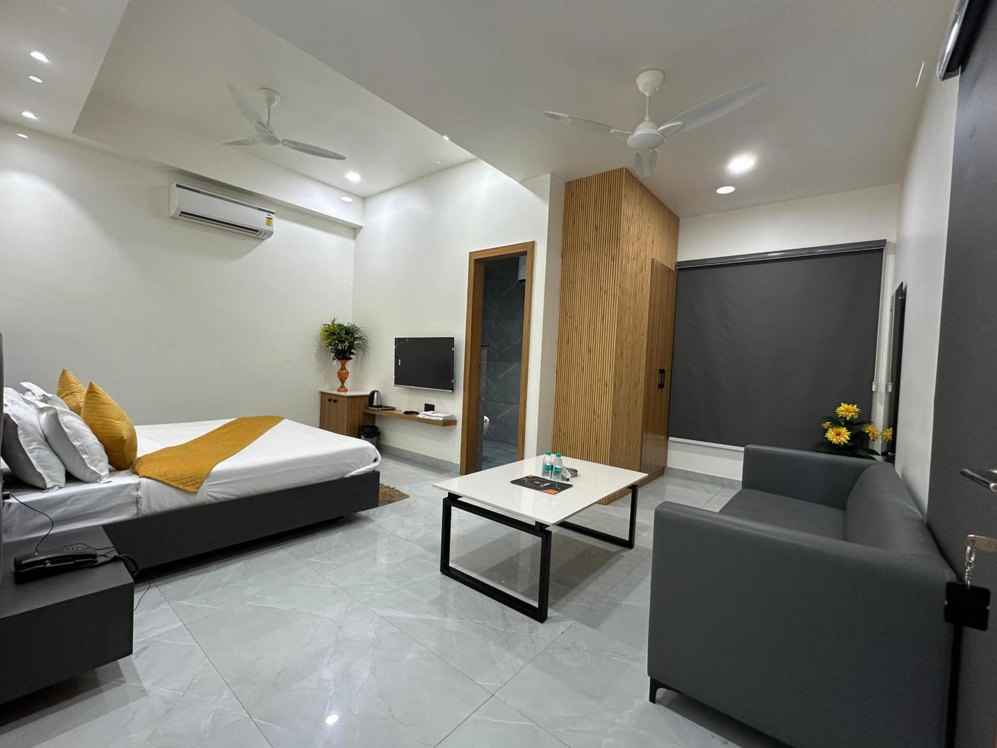 Hotel Sky Way Inn Hisar Екстер'єр фото