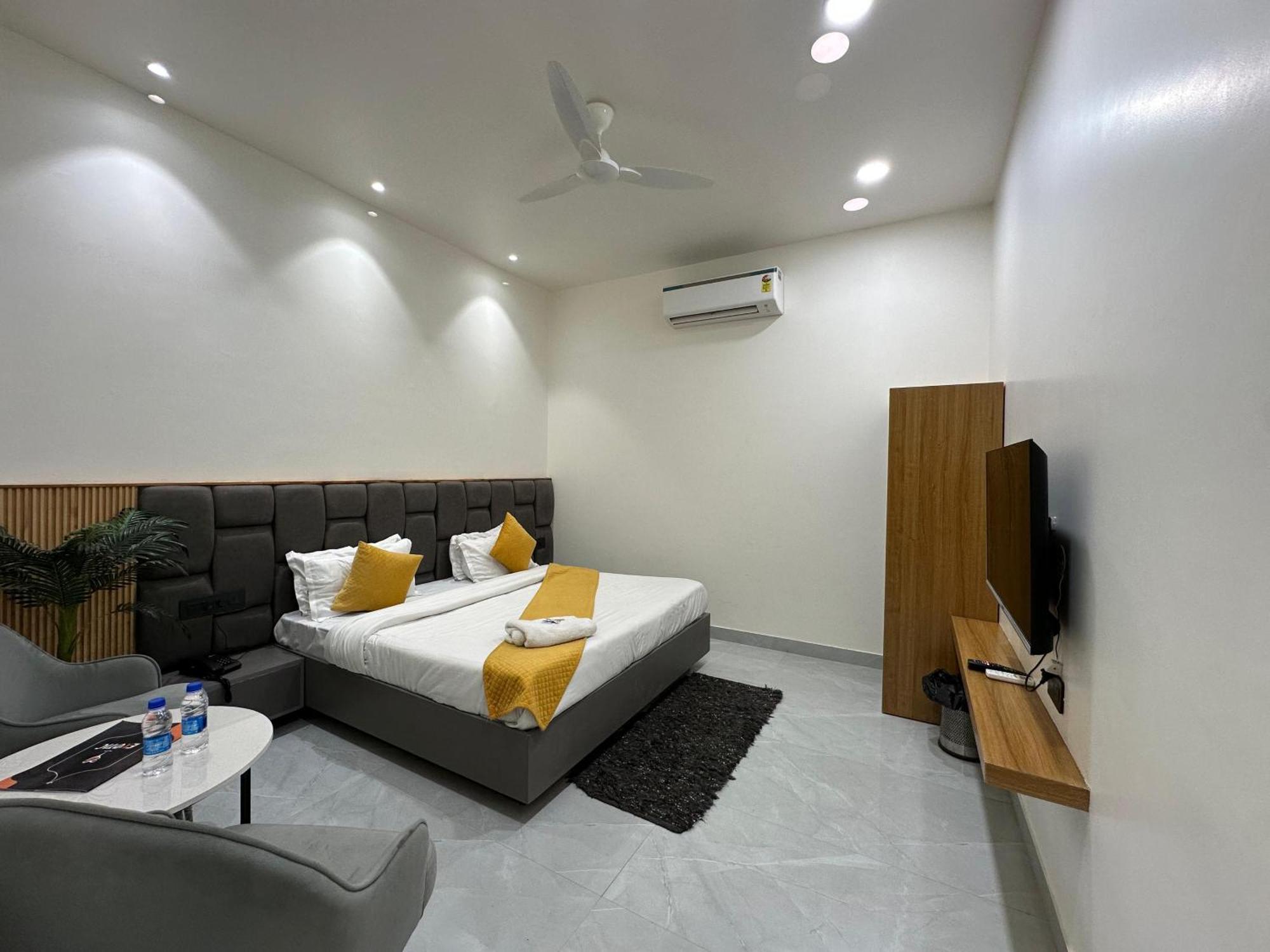 Hotel Sky Way Inn Hisar Екстер'єр фото