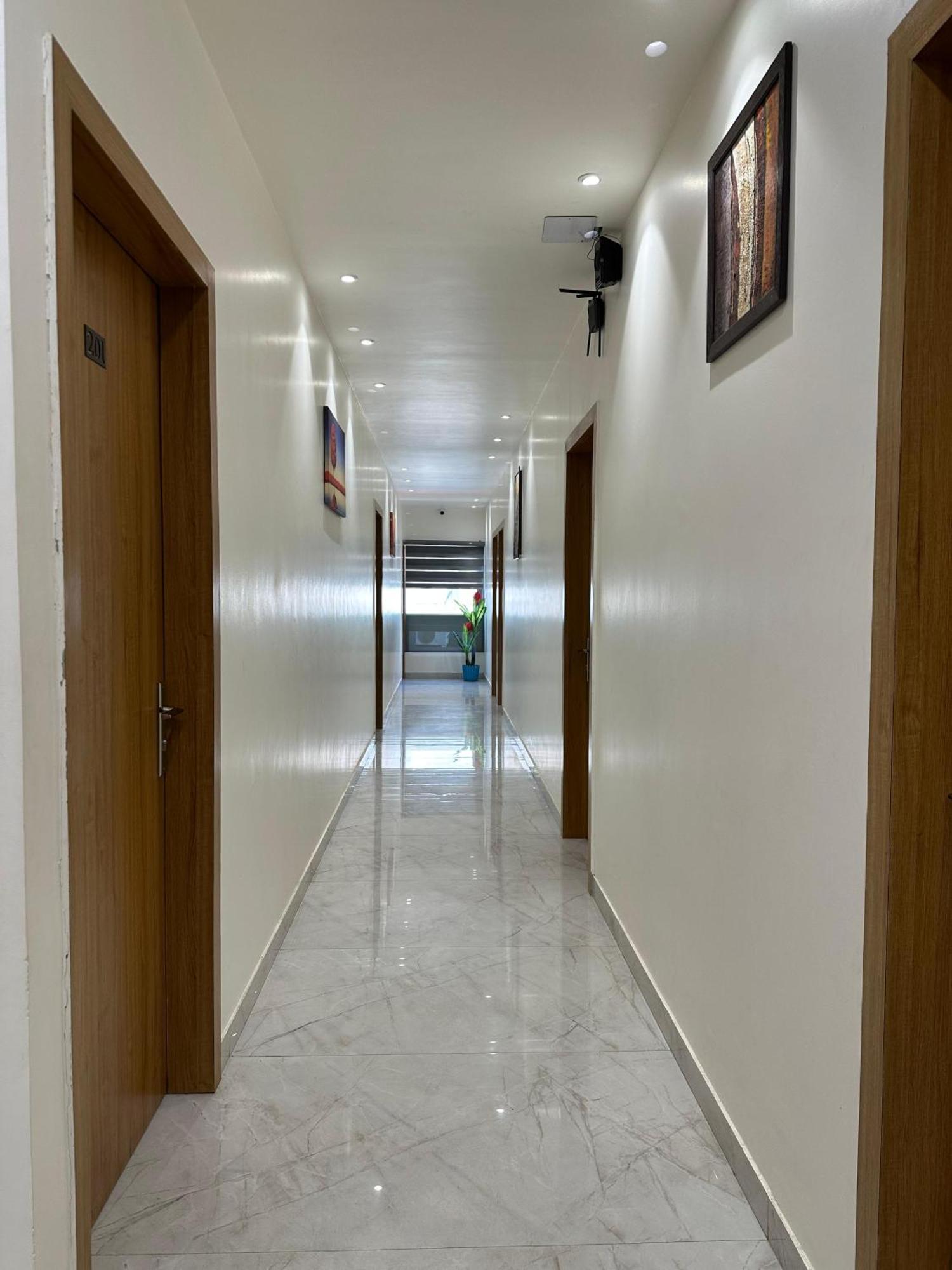 Hotel Sky Way Inn Hisar Екстер'єр фото