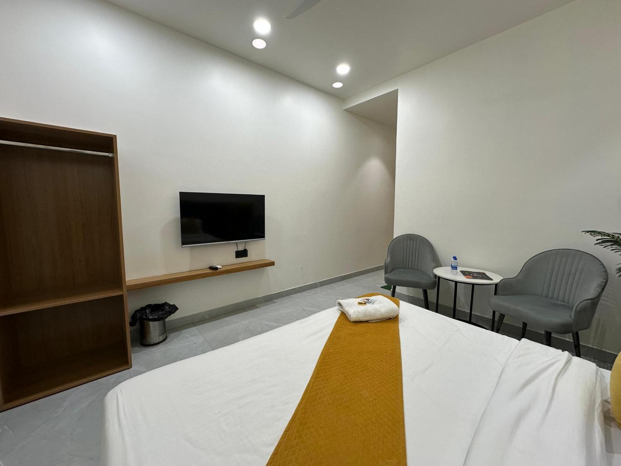 Hotel Sky Way Inn Hisar Екстер'єр фото