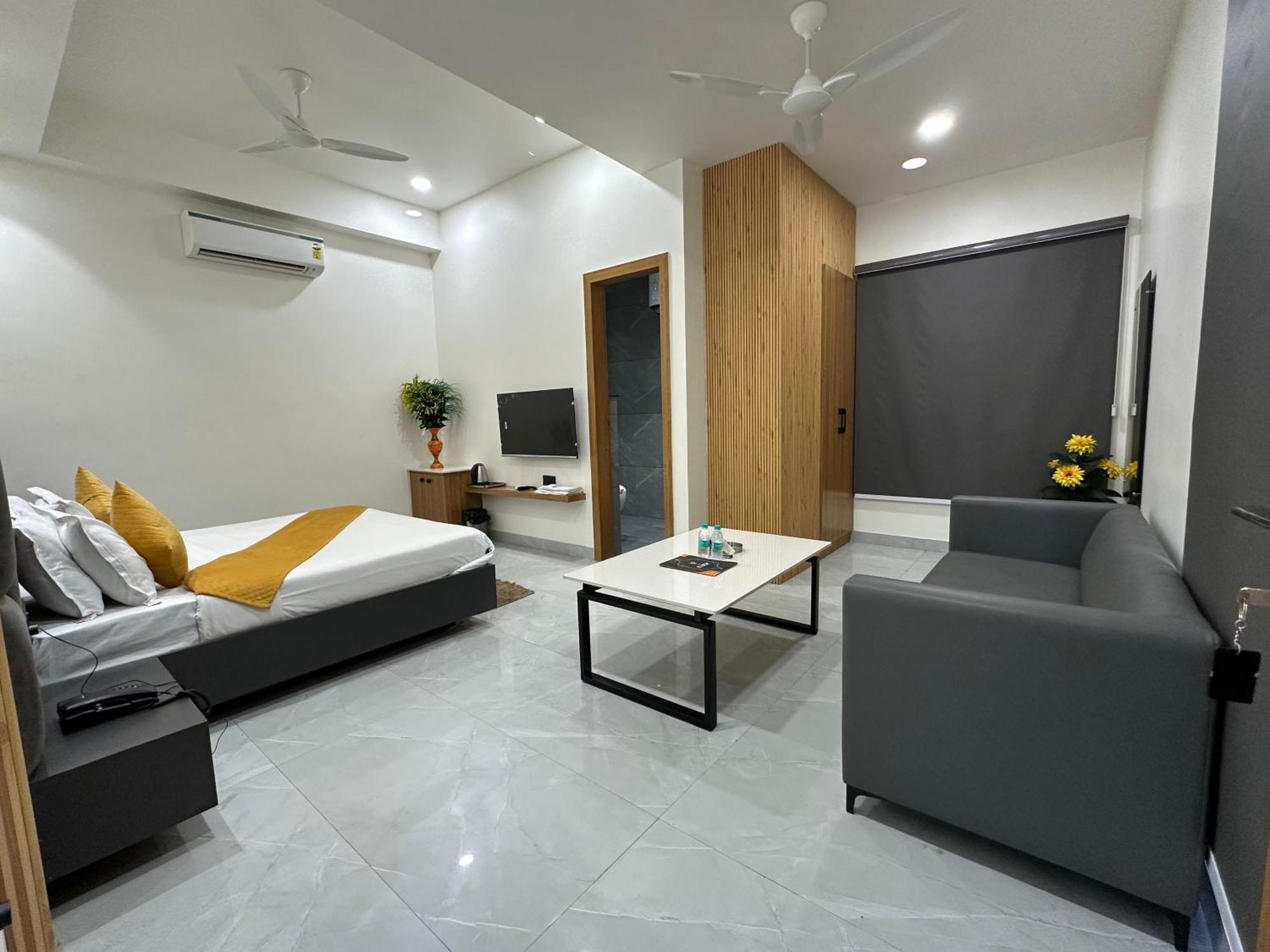 Hotel Sky Way Inn Hisar Екстер'єр фото